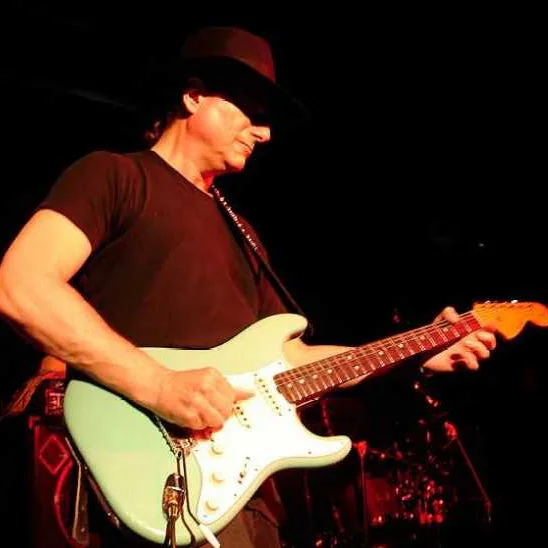 Gary Lucas